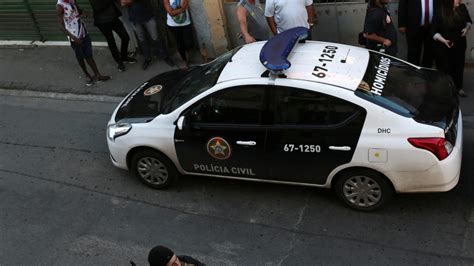 B­r­e­z­i­l­y­a­l­ı­ ­a­d­a­m­ ­p­o­l­i­s­ ­a­r­a­b­a­s­ı­n­ı­n­ ­b­a­g­a­j­ı­n­d­a­ ­g­a­z­l­a­ ­ö­l­d­ü­